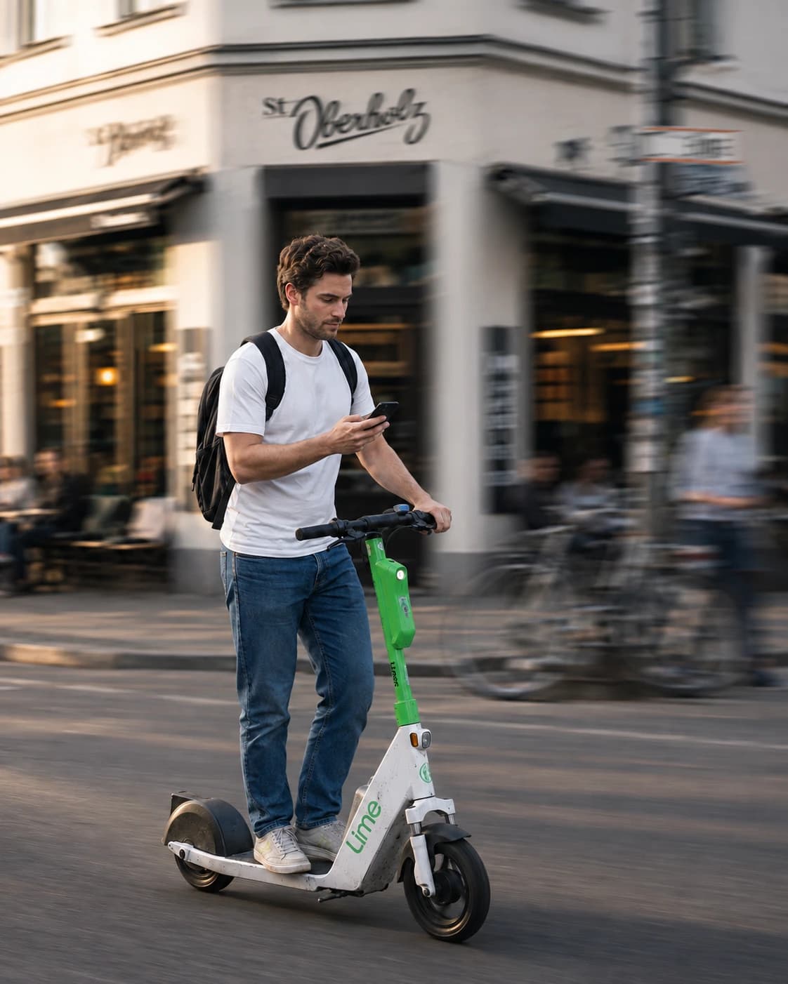 Auf einem Scooter durch die Stadt, das Handy in der Hand